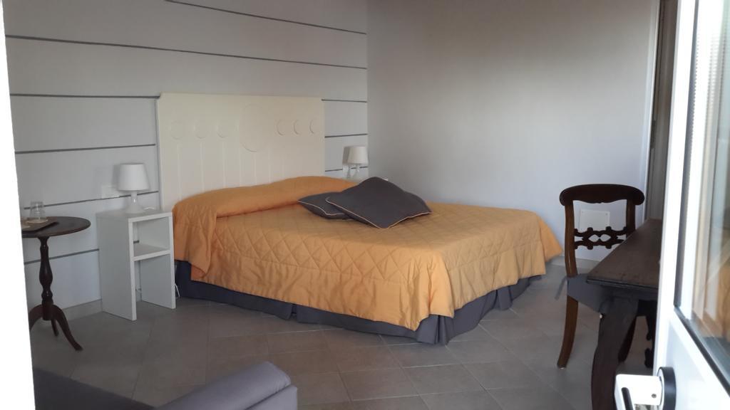 Le Sirene Bed & Breakfast Теларо Екстериор снимка