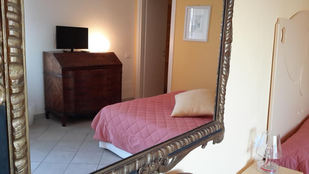 Le Sirene Bed & Breakfast Теларо Екстериор снимка